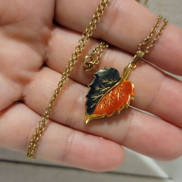 Vintage Gold Tone Enamel Leaf Pendant Necklace - Picture 3 of 4